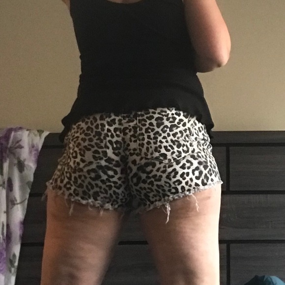 Express leopard print shorts - Picture 2 of 8